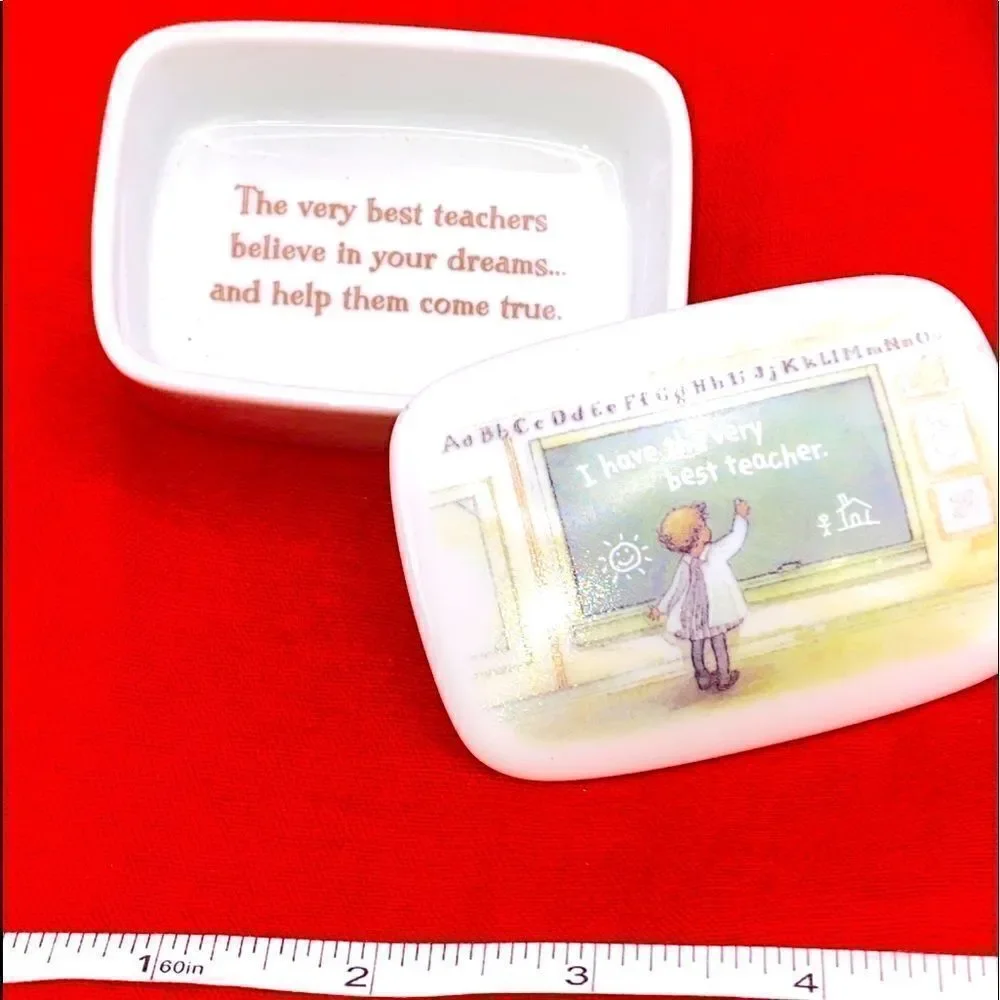 Small trinket box with no makers mark on the bottom